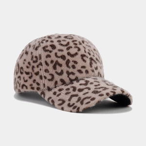 Gros plan d'une casquette de baseball à motif léopard en fausse fourrure douce