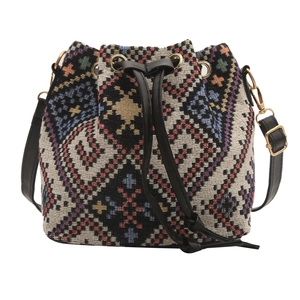 Borsa a secchiello etnica intrecciata con motivi geometrici e tracolla in pelle