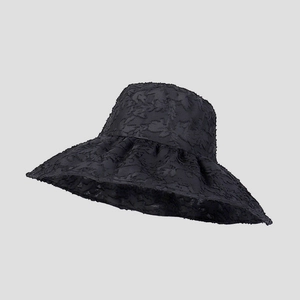 Detailansicht des schwarzen Fischerhuts mit breiter Krempe und floralem Jacquard-Muster