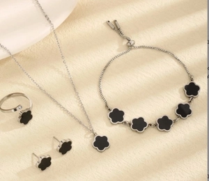 Parure de Bijoux en Acier Inoxydable Fleur à Cinq Pétales pour Femme Collier Bracelet Boucles d'oreilles Clous Bague Ouverte avec Coquille Incrustée et Strass