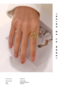 Detailansicht des hohlblattvergoldeten Edelstahlrings am Modell mit elegantem Styling