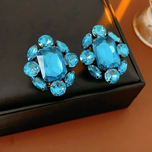 Gros plan sur des boucles d'oreilles vintage en strass bleus avec grands cristaux