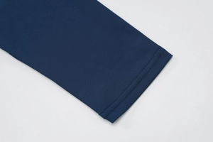 Détail du tissu en maille bleu foncé avec finitions précises en couture double aiguille