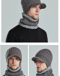 Vue détaillée du bonnet en tricot gris avec doublure en polaire épaisse et bord coupe-vent