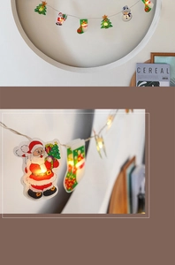 Gros plan de guirlandes lumineuses LED avec pendentifs Père Noël et bonshommes de neige