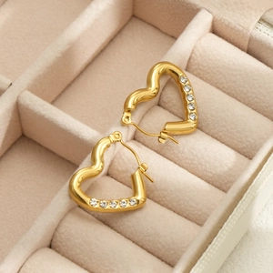 Créoles en forme de cœur plaquées or 18 carats avec strass brillants dans un écrin en velours