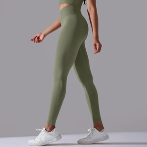 Detail der hochtaillierten, olivgrünen, nahtlosen Yoga-Leggings mit Push-up-Effekt