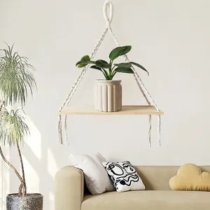 Handgefertigtes Wandregal im Boho-Stil aus Makramee mit Echtholzbrett für Deko