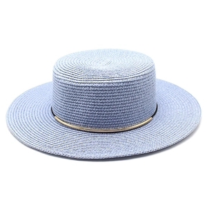 Dettaglio cappello paglia celeste con elegante decorazione ad anello dorato