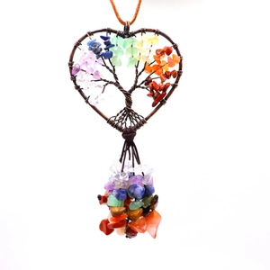 Detalle de árbol de la vida en forma de corazón con cristales naturales de colores para pared