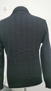 Detailansicht der Rückseite der schwarzen Strickjacke mit vertikalem Rippenstrickmuster