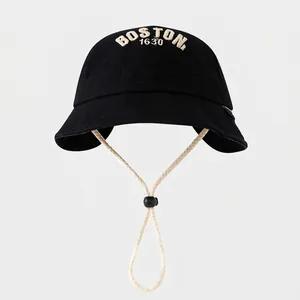 Detalle del bordado Boston en gorro de algodón negro para niños con correa ajustable