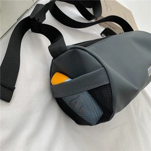 Sac bandoulière de sport cylindrique gris foncé avec bandoulière réglable et large