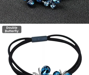 Détails des ornements papillon en cristal bleu sur les élastiques noirs à double brin