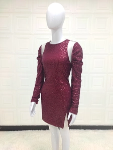 Détail de la mini robe à paillettes bordeaux avec épaule dénudée et fente latérale