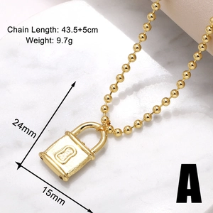 Vue détaillée de la taille d'un collier pendentif cadenas doré avec chaîne à billes
