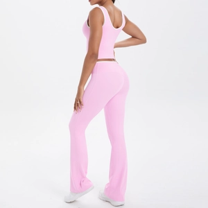 Détail de l'ensemble de yoga rose avec leggings évasés taille haute croisée et haut