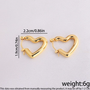 Detailed size specifications for heart-shaped golden earrings in 2.2cm width and 6g weight