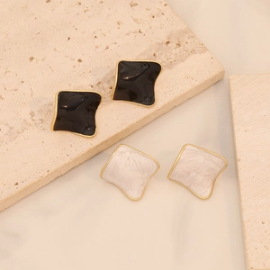 Boucles d'oreilles carrées géométriques avec émail noir et blanc et cadre doré chic