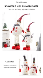 Détail d'un bonhomme de neige en peluche avec chapeau écossais et jambes télescopiques