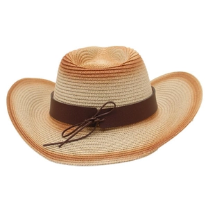 Détail du chapeau de cowboy en paille tressée avec dégradé et bande décorative en cuir