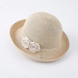 Eleganter Strohhut im französischen Hepburn-Stil in Beige mit Rosen-Applikationen