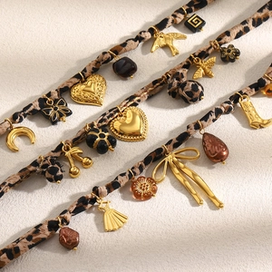 Colliers en tissu léopard avec pendentifs cœur et lune dorés au style vintage