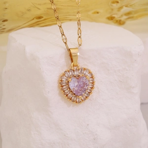 Collana dorata con ciondolo a cuore in gemma lavanda e alone di zirconi lucidi