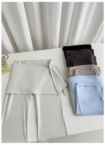 Détail de pantalon de yoga évasé montrant le tissu élastique en plusieurs coloris
