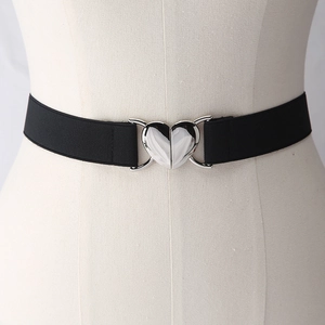 Ceinture noire élastique avec boucle en métal coeur sur mannequin d'exposition