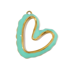 Détail du pendentif en forme de cœur avec cadre en métal doré et émail vert menthe