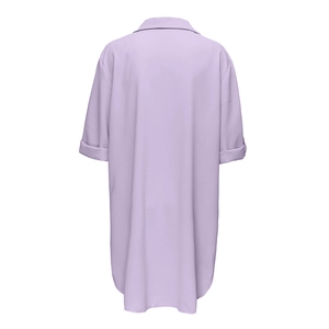 Vista trasera de una camisa de gasa lila con puño doblado y cuello camisero estándar