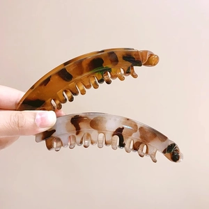 Dettaglio delle clip a banana per capelli con motivo a tartaruga in resina lucida
