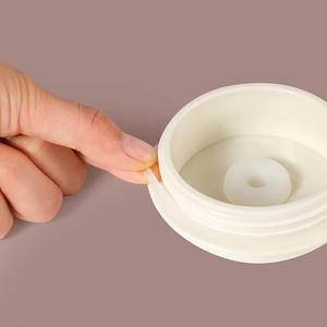 Dettaglio del coperchio beige della tazza da caffè con guarnizione in silicone flessibile