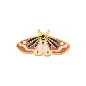 Détail d'une broche en émail en forme de papillon avec croissant de lune et métal doré