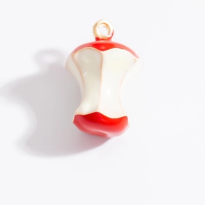 Détail du pendentif trognon de pomme avec émail rouge et anneau de suspension doré