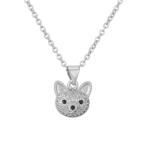 Détail du collier pendentif chat en argent serti de cristaux étincelants