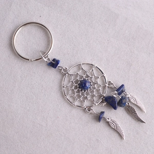 Detalle de llavero atrapasueños con plumas plateadas y piedras azules naturales