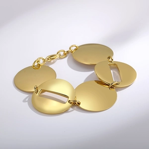 Dettaglio macro del bracciale a maglie geometriche dorate con dischi traforati e chiusura