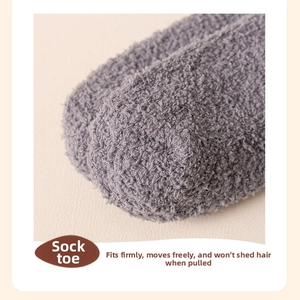 Detail der Zehenpartie bei dicken grauen Korallenfleece-Socken mit warmer Textur