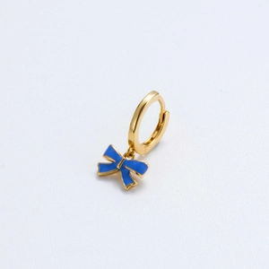 Einzelner goldener Creolen-Ohrring mit blauem Emaille-Bogen-Anhänger auf Weiß