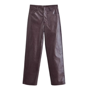 Donkerrode kunstleren broek met krokodillenprint en hoge taille in platte weergave