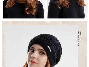 Detail der schwarzen Strickmütze mit Joylord-Webetikett und weichem Fleecefutter