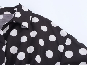Detail von klassischem Reverskragen und Schulter am schwarzen Polka-Dot-Hemd