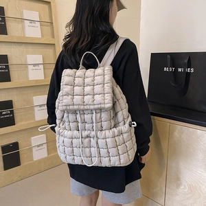 Mochila acolchada color crema con solapa y cierre de cordón para un estilo casual
