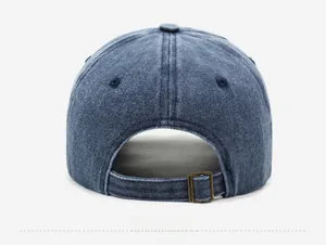 Vue détaillée de la casquette vintage avec boucle métallique réglable sur l'arrière bleu