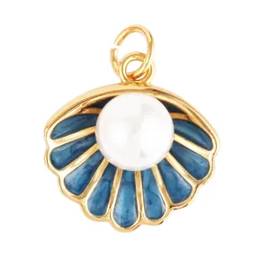Détail macro d'un pendentif feston en émail avec perle blanche et texture dorée