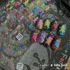 Vue macro des autocollants à ongles avec squelettes colorés et lettres texturées en 3D