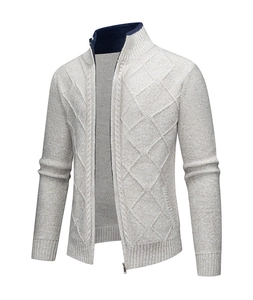 Detailansicht der Strickjacke mit Rautenmuster, Stehkragen und Metallreißverschluss