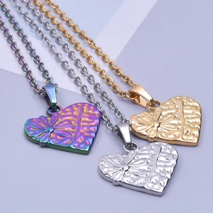 Colliers pendentif cœur gravé de fleurs en acier doré, argenté et arc-en-ciel
